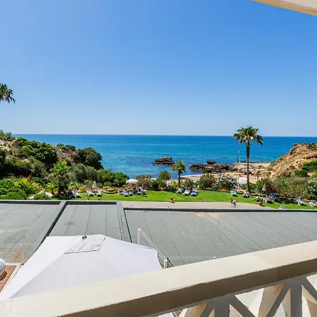 Beachfront Dos Aveiros 公寓