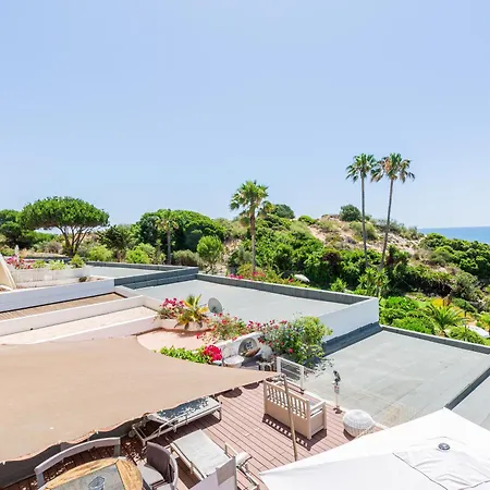 Beachfront Dos Aveiros 公寓